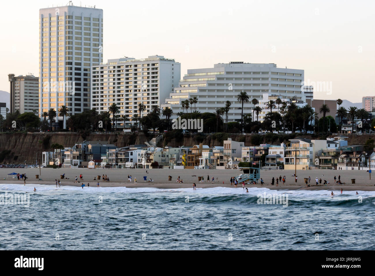 Playas de Santa Monica, cercano a la ciudad de Los Angeles CA, la foto fue tomada desde el Muelle de Santa Monica antes del anochecer Banque D'Images