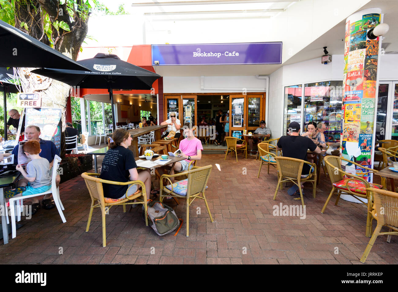 Client assis dehors Whileaway Café Librairie à Port Douglas, l'extrême nord du Queensland, Australie, Queensland, FNQ Banque D'Images