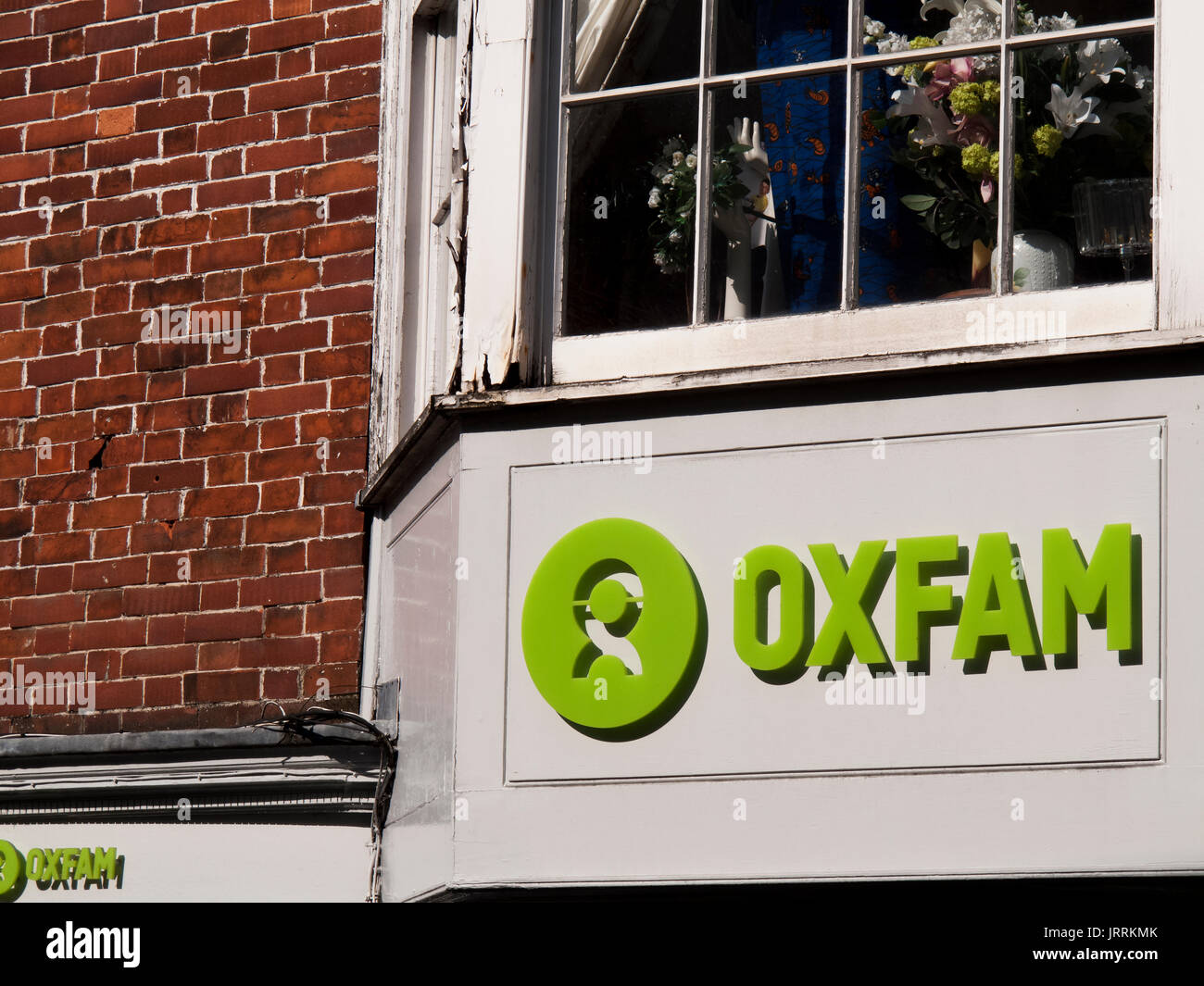 Magasin de charité Oxfam signer plus de magasin de vente au détail, la recherche de solutions à la pauvreté et l'injustice dans le monde, fondée en 1942 Banque D'Images