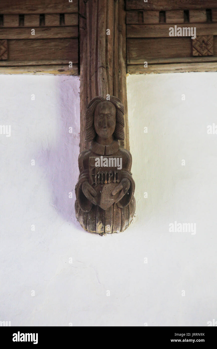 Ange en bois sculpté sur le faisceau de toit, l'église de Saint Mary, Uggeshall, Suffolk, Angleterre, RU Banque D'Images