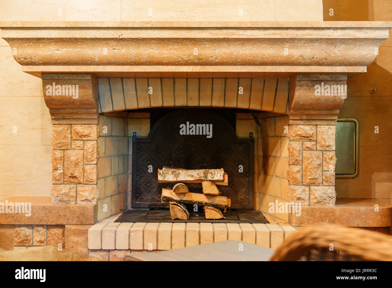 Belle cheminée décorée avec du bois de chauffage. Banque D'Images