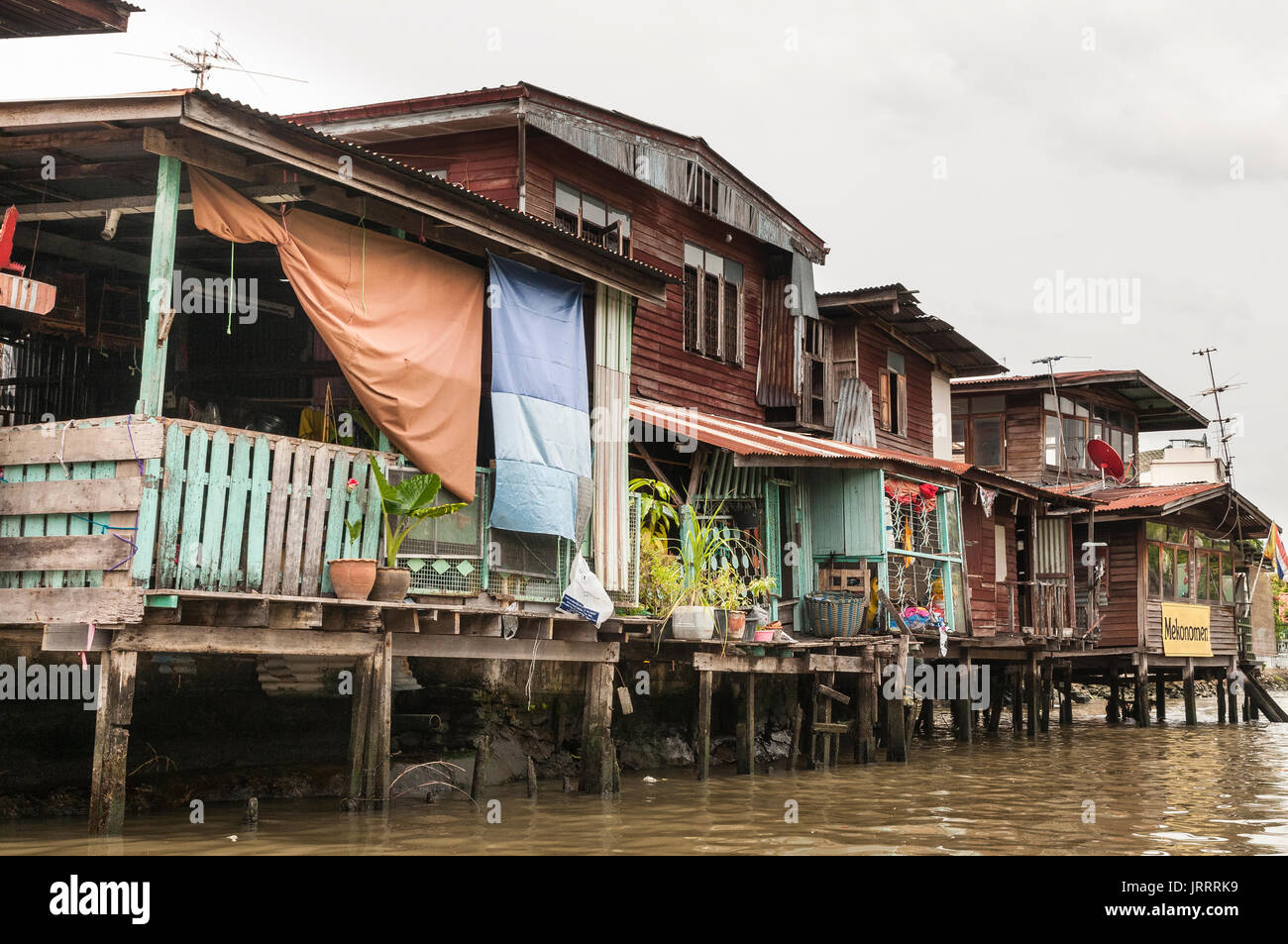 Maisons au bord de l'eau en bois typique de la région de khlongs Thonburi, Bangkok, Thaïlande Banque D'Images