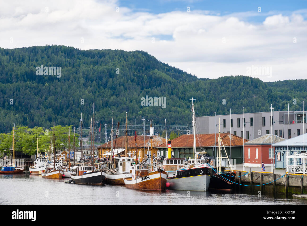 Les bateaux de pêche traditionnels en bois amarré sur la rivière Nidelva quay. Trondheim, Sør-Trøndelag, Norvège, Scandinavie, Europe Banque D'Images