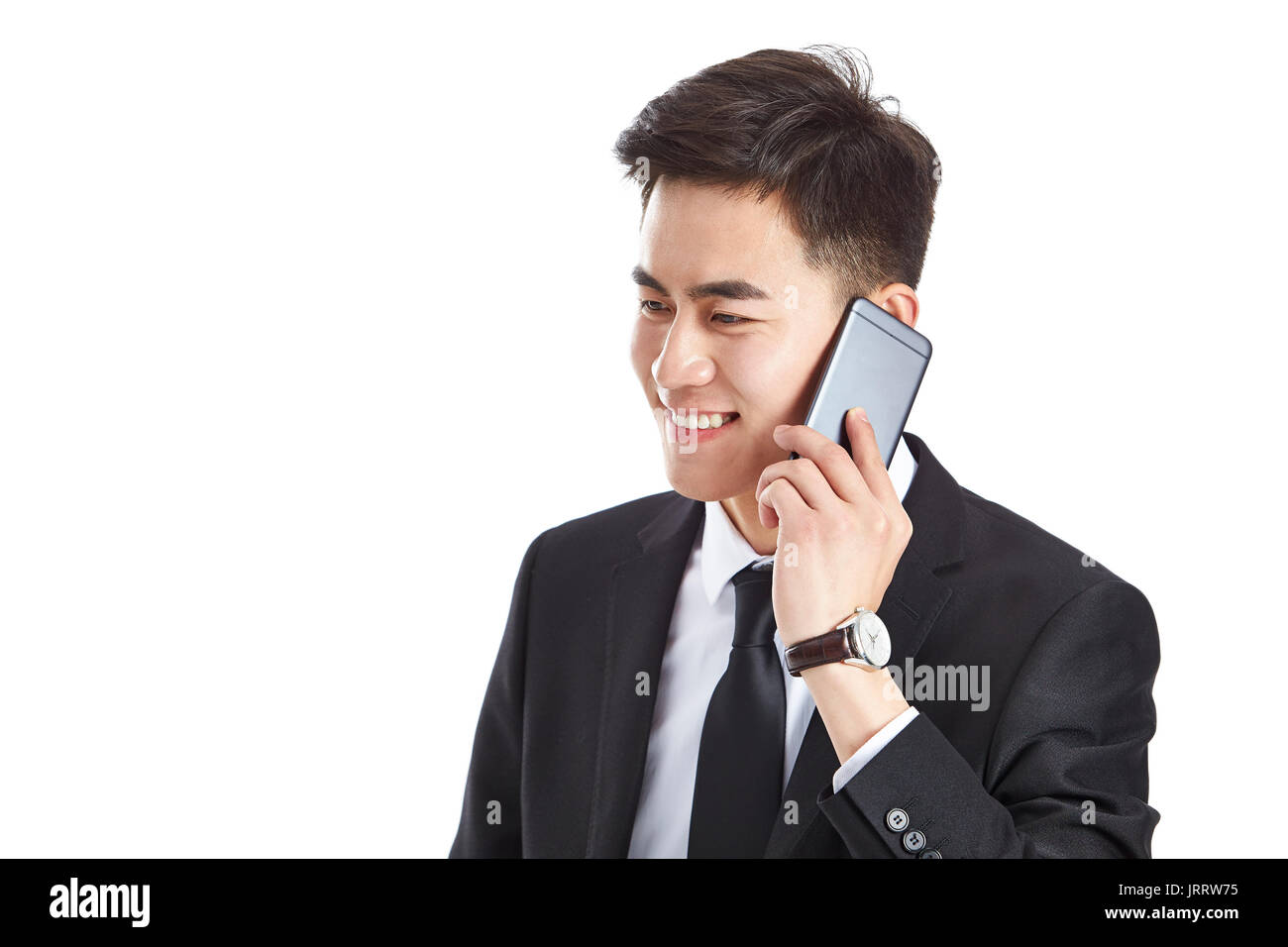 Young Asian business man talking on cellphone, isolé sur fond blanc. Banque D'Images