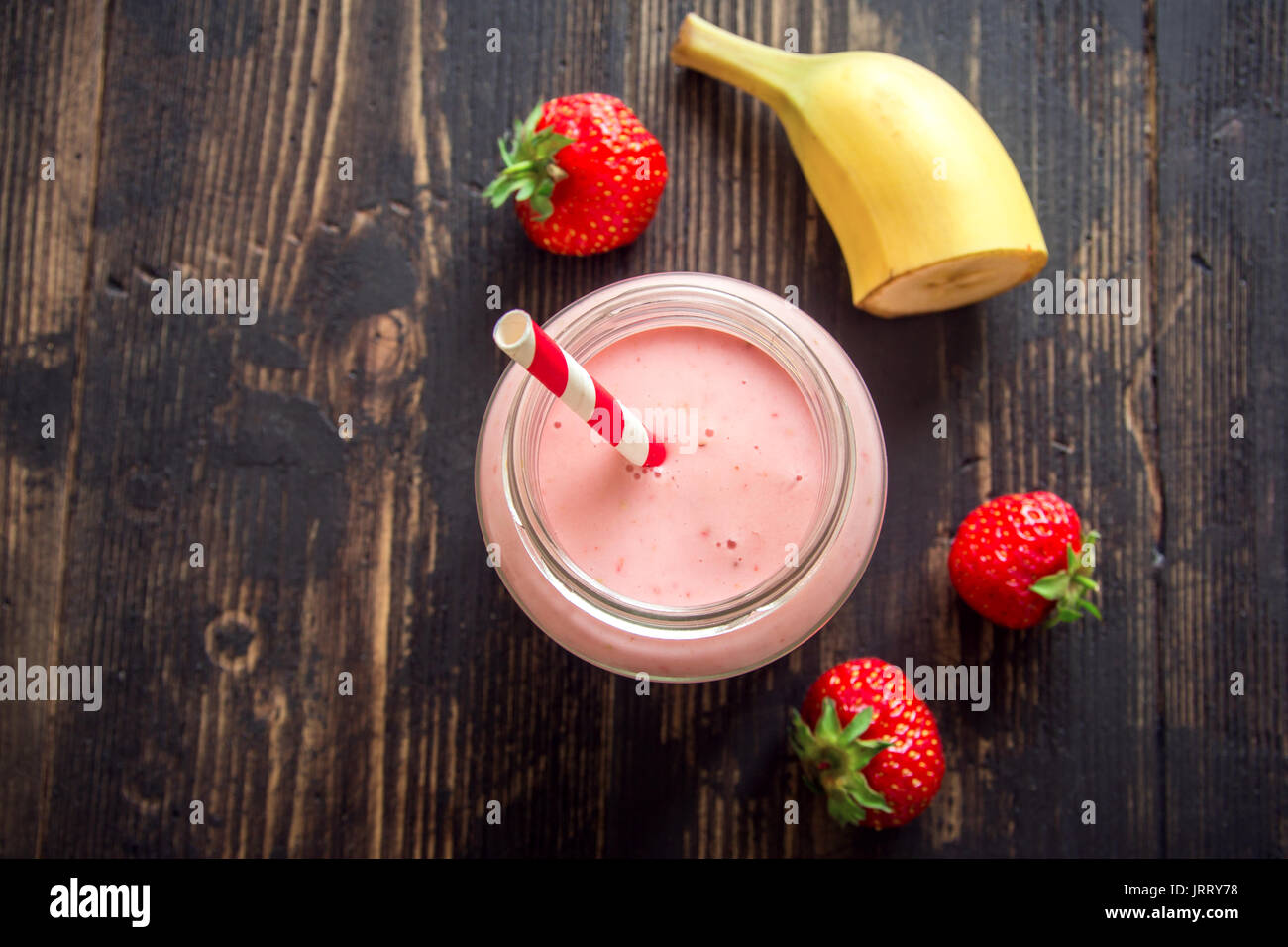 Smoothie fraise et banane. Petit-déjeuner ou une collation saine. Smoothie aux fraises et bananes dans un bocal en verre. Banque D'Images