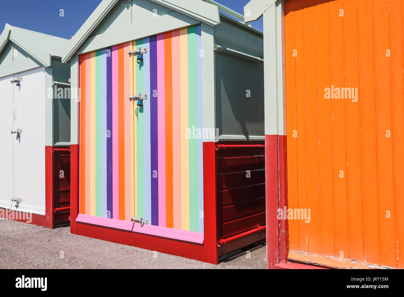 Cabines de plage peint arc-en-ciel sur Pride Week-end, Hove Banque D'Images