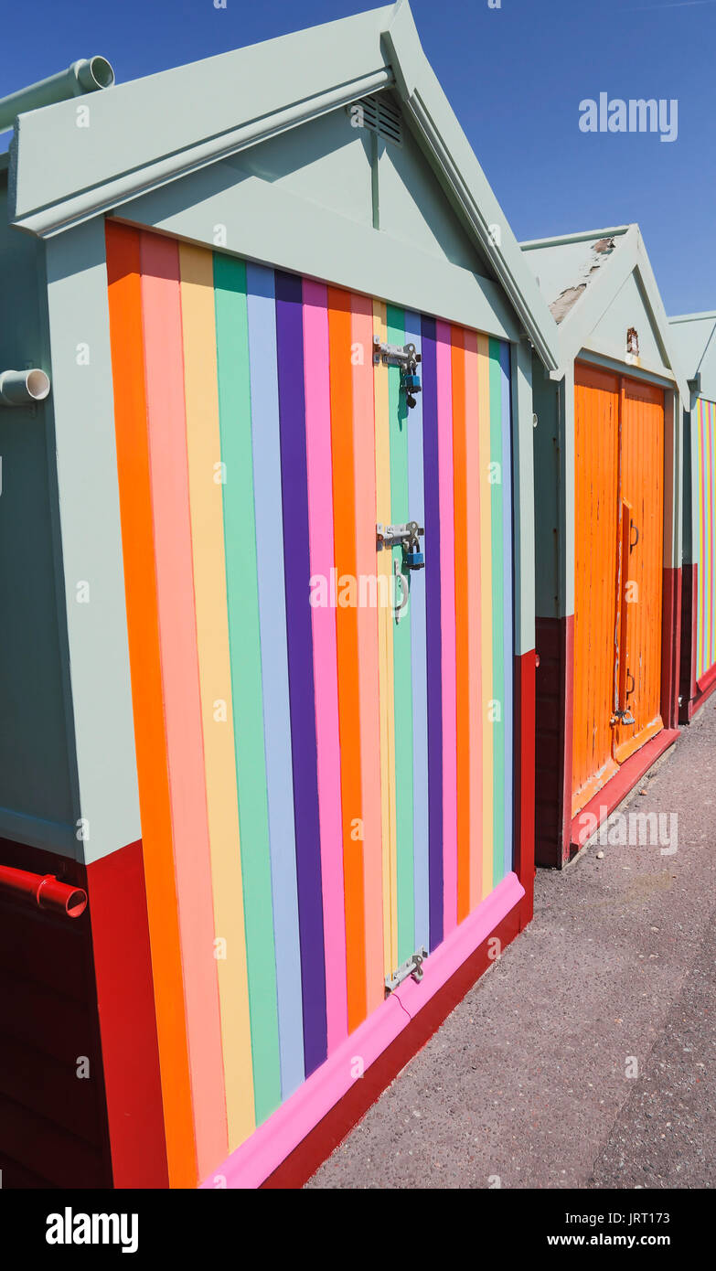 Cabines de plage peint arc-en-ciel sur Pride Week-end, Hove Banque D'Images
