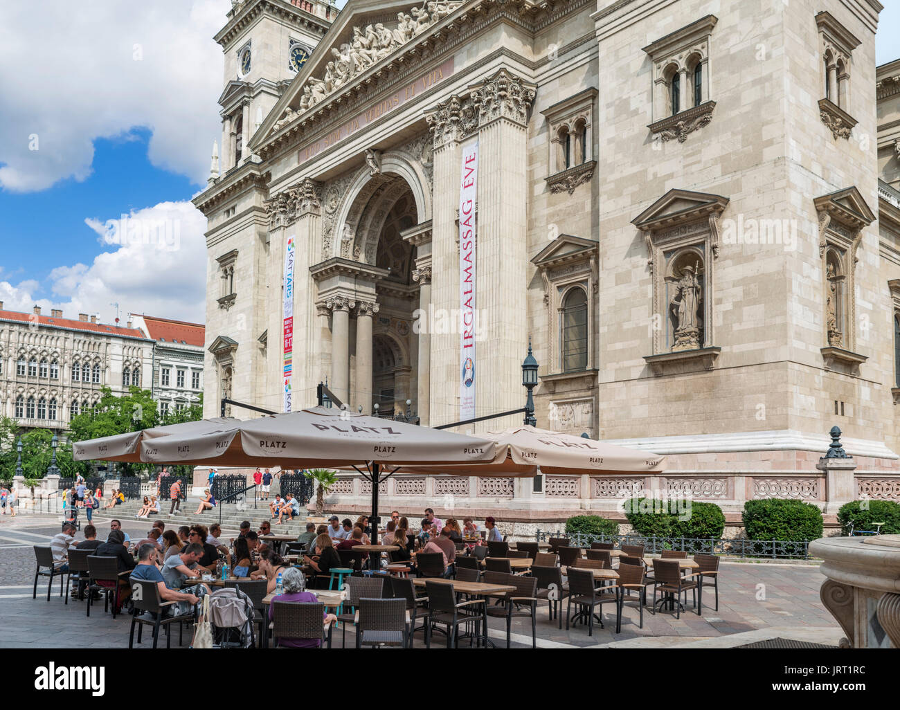 Café en face de la Basilique de St Stephen, le quartier de Lipótváros, Budapest, Hongrie Banque D'Images