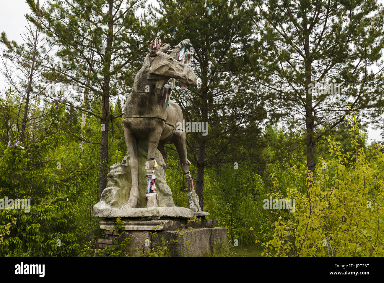 L'élan, la sculpture sur pierre dans la forêt. Banque D'Images