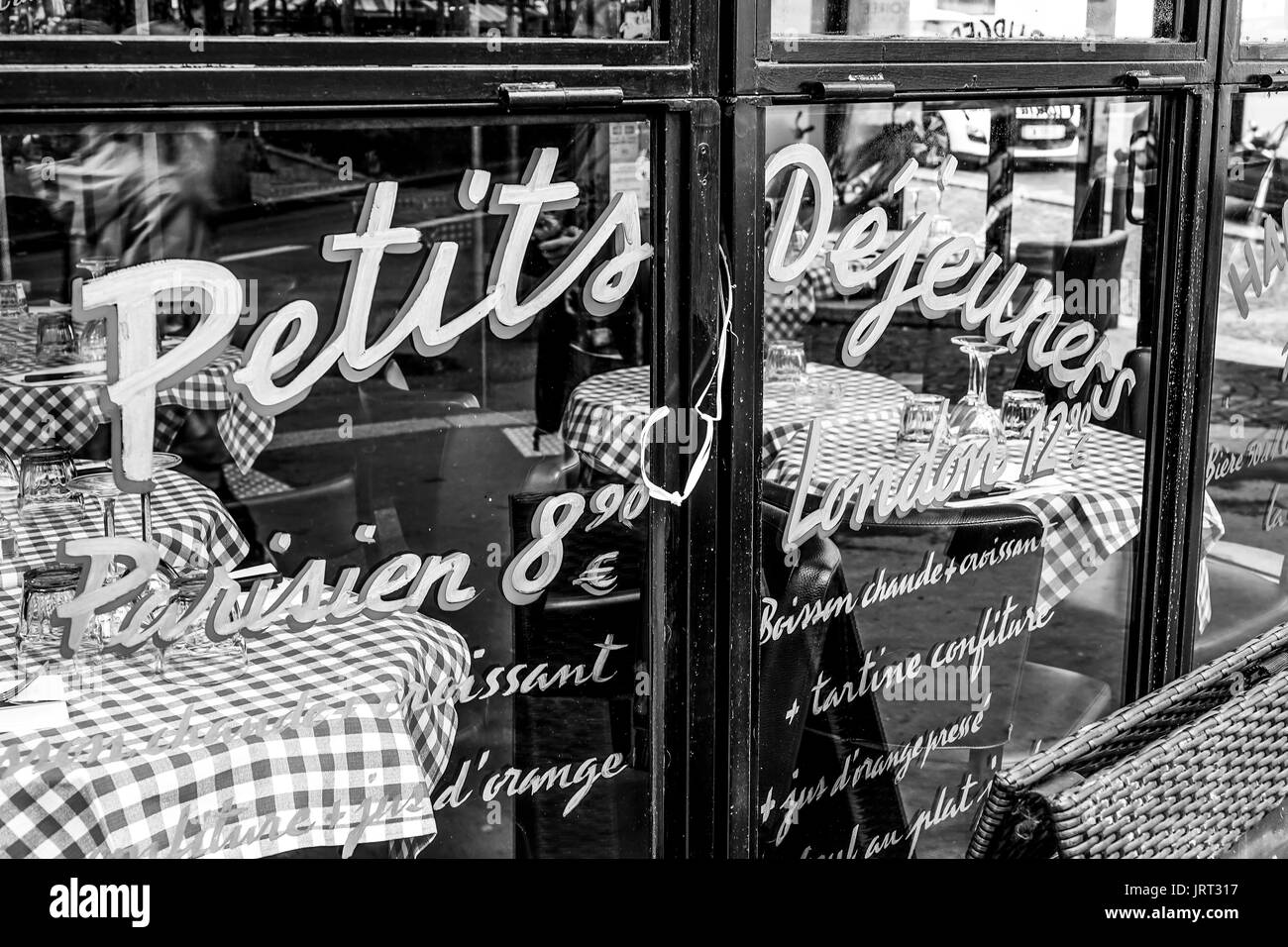 Petite taverne et street cafe à Paris le chat noir - Paris / FRANCE - 24 SEPTEMBRE 2017 Banque D'Images
