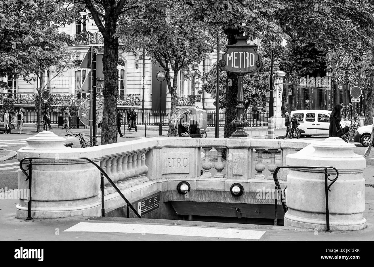 Entrée de métro à Paris - une station de métro à Paris - Paris / FRANCE ...