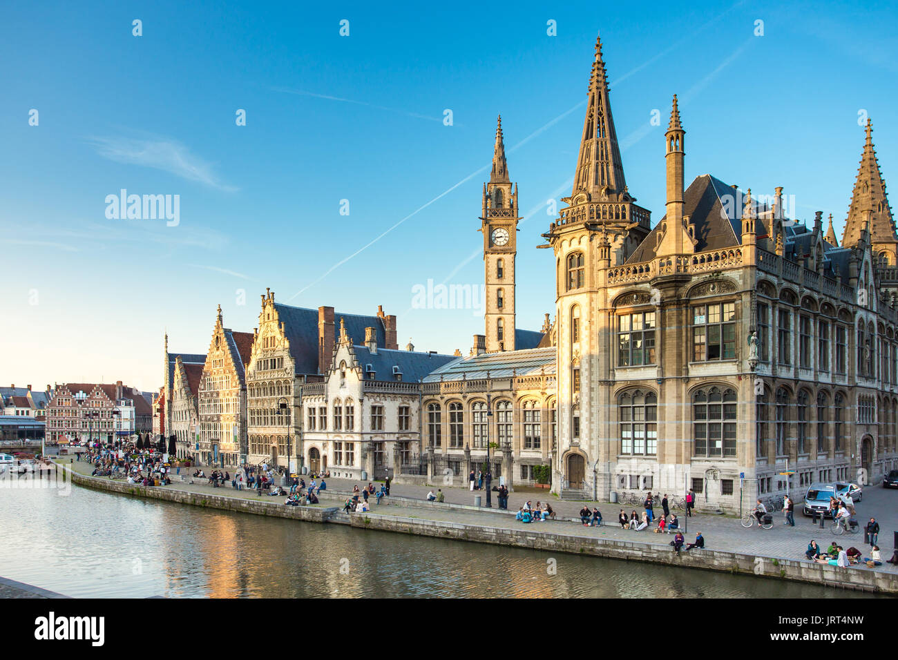 Le Graslei quay dans le centre-ville historique de Gand, Belgique. Banque D'Images