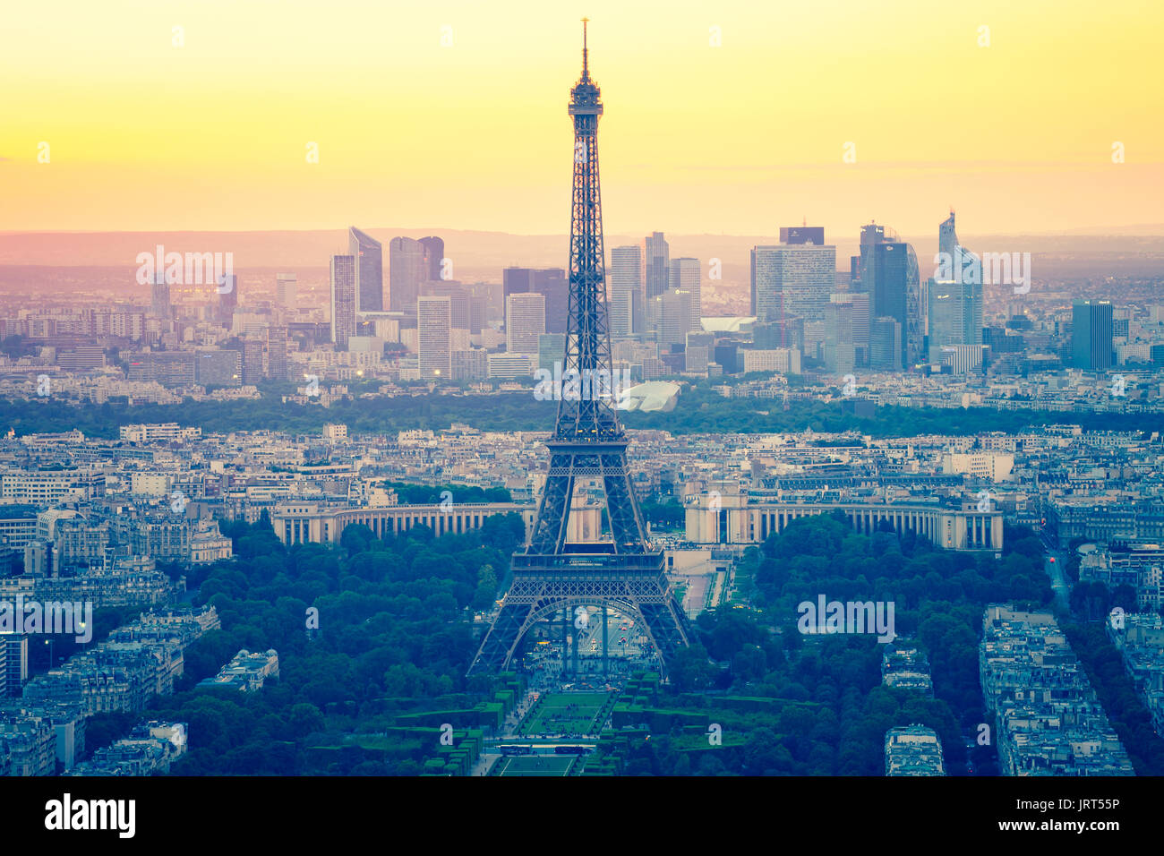 Coucher du soleil avec la Tour Eiffel à Paris, France. Banque D'Images