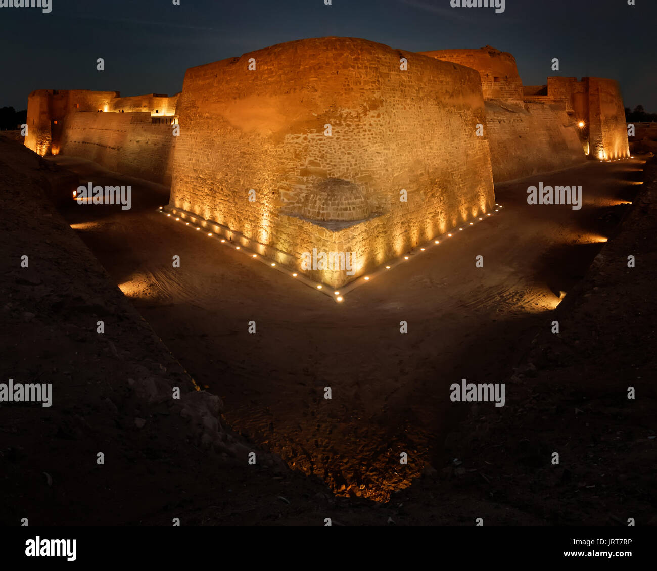 Une heure bleue/photo de nuit de l'ancien 16ème siècle (Qala'at al Bahreïn) Banque D'Images