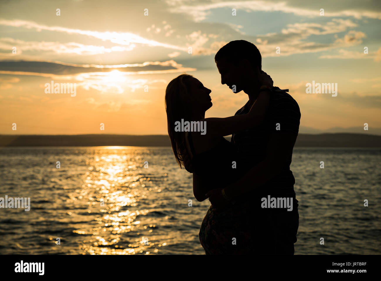 Les Amoureux Adolescent Silhouette Couple Avec Soleil Entre
