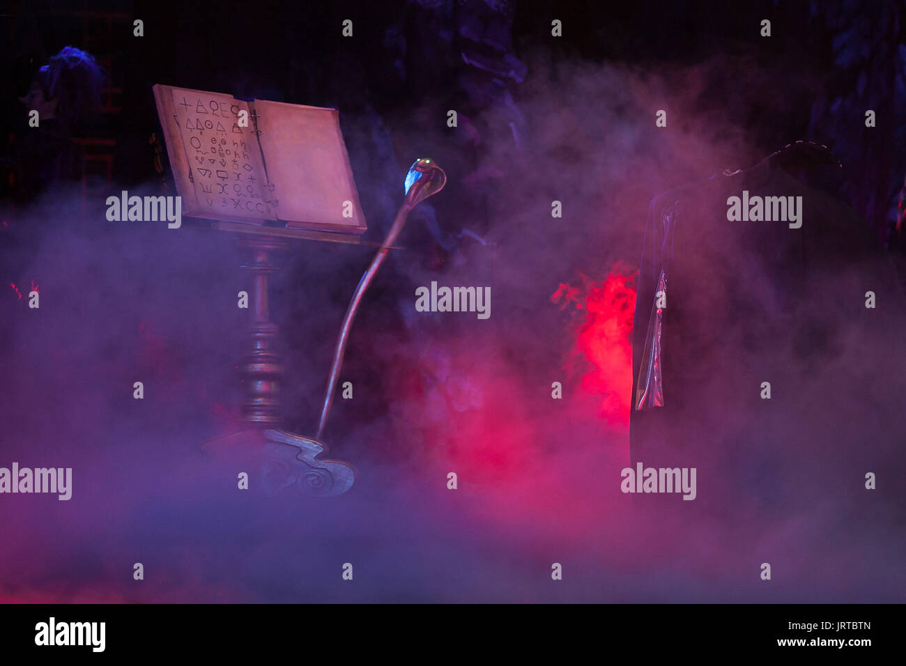 La décoration, l'atmosphère, d'autres éléments de décoration. concept de perfomance dans le brouillard, grand Tablette écritoire abattable, grimoire avec certains caractères alchimique et magique personnel en forme de cobra Banque D'Images