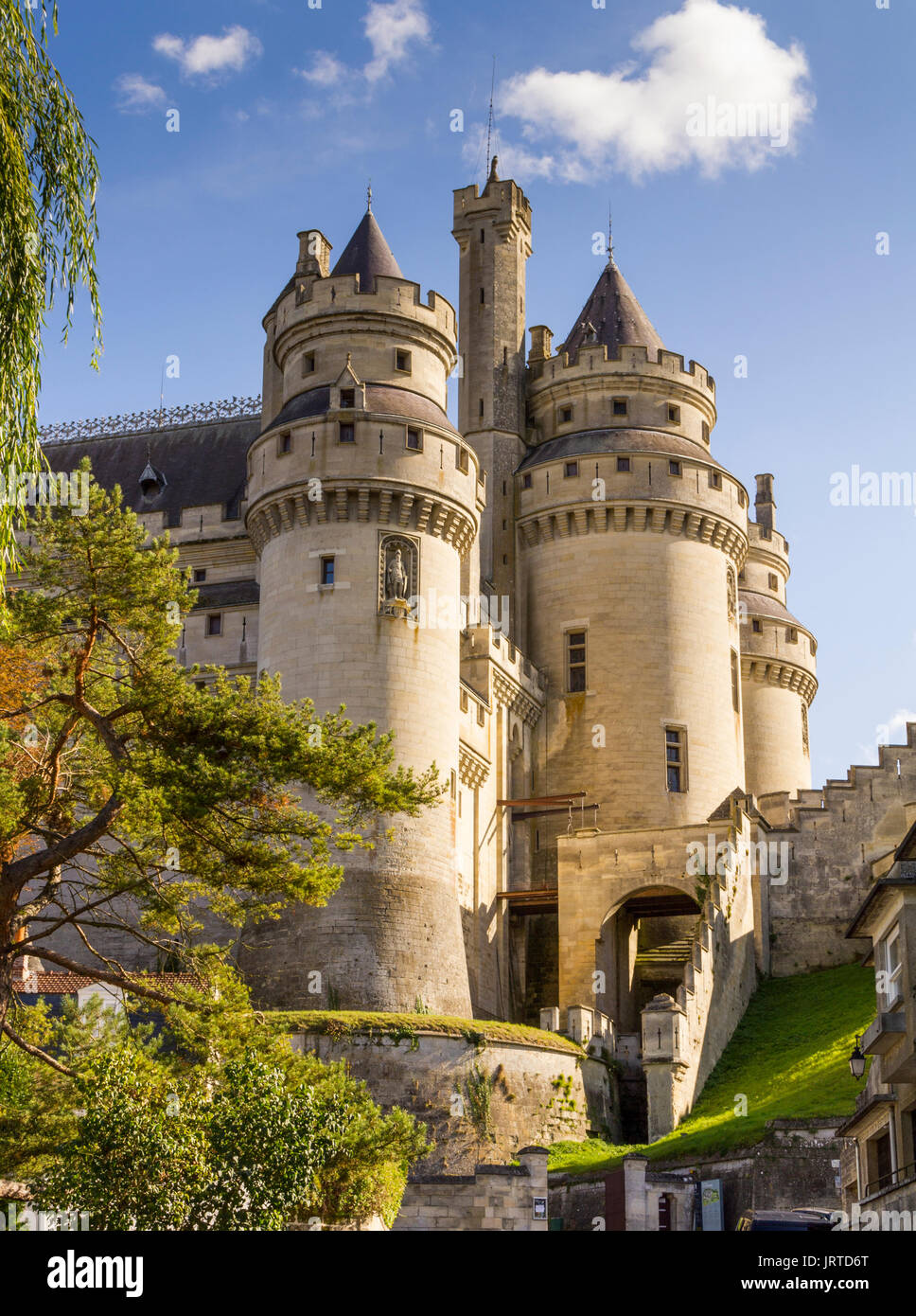 Château médiéval de Pierrefonds, Picardie, France. Extérieur avec crenelations et tourelles Banque D'Images