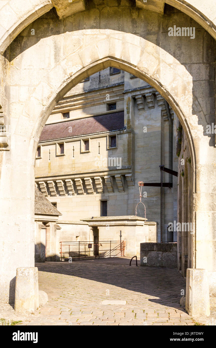 Château médiéval de Pierrefonds, Picardie, France. L'arche à la cour intérieure. Banque D'Images