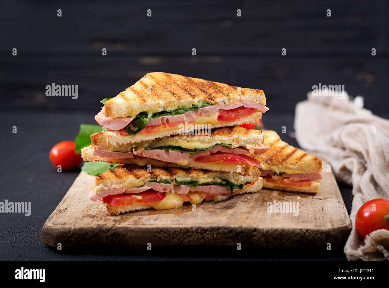 Club sandwich panini au jambon, fromage, tomate et basilic. Banque D'Images
