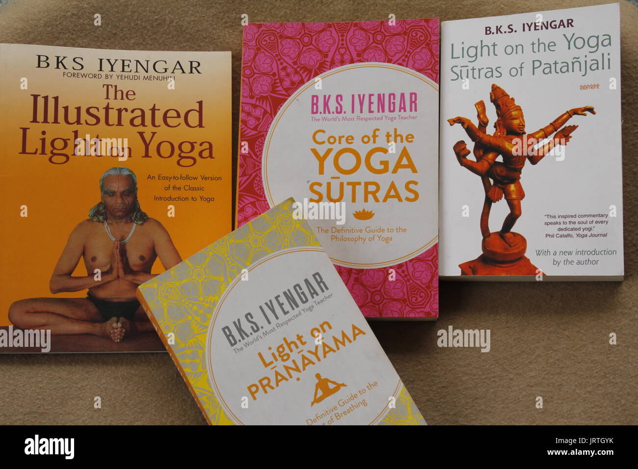Livres sur le Yoga par défunt Shri B K S Iyengar, le fondateur du Yoga Iyengar Banque D'Images