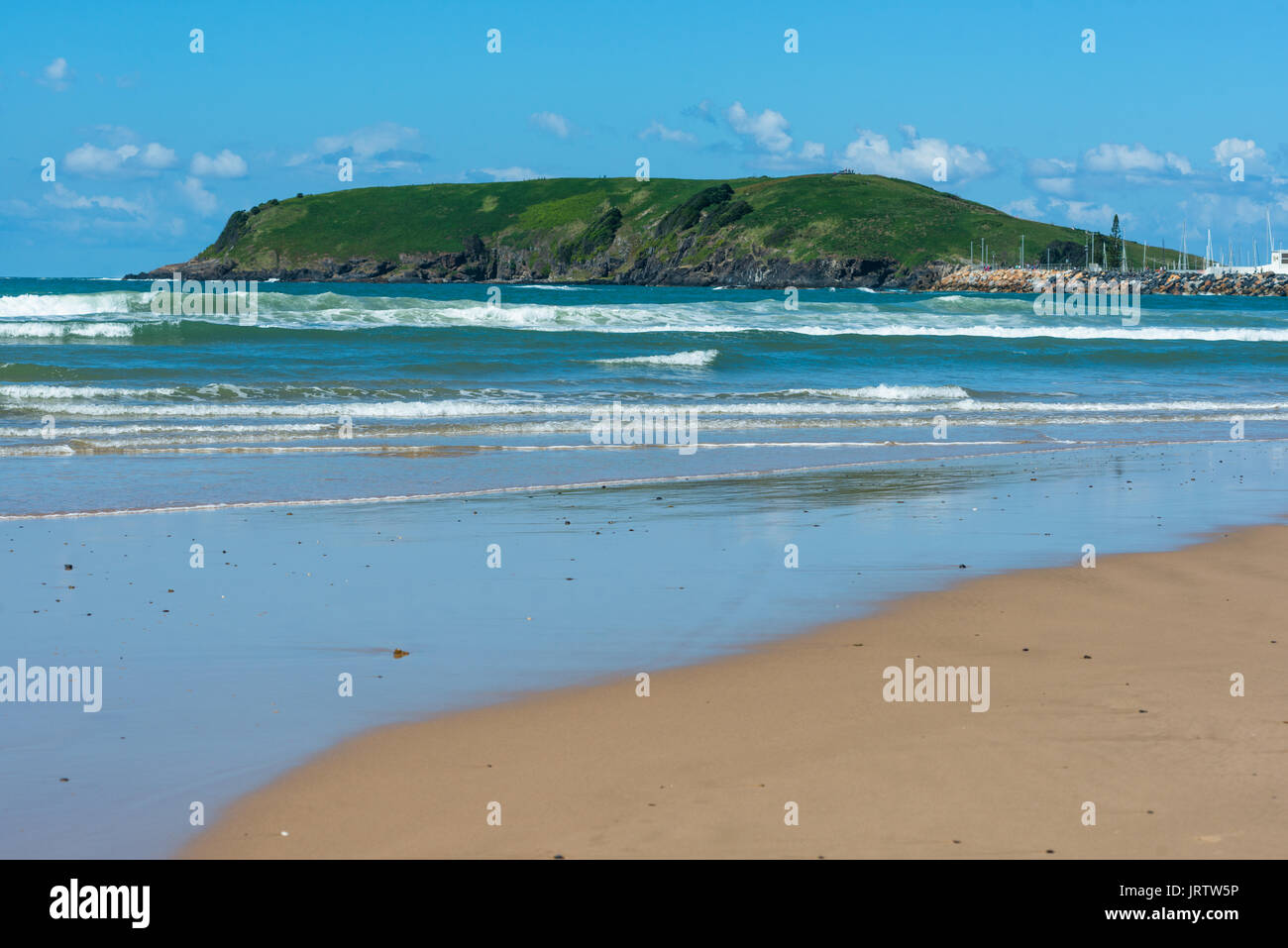 Mutton Bird Island vu de plage Parcs, Coffs Harbour, Nouvelle-Galles du Sud, Australie. Banque D'Images