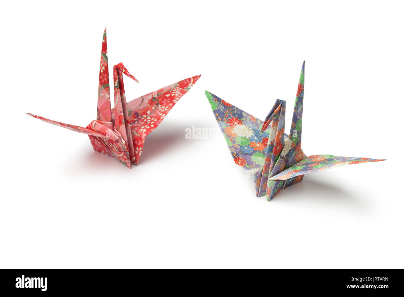 Deux oiseaux grue origami papier sur fond blanc Banque D'Images