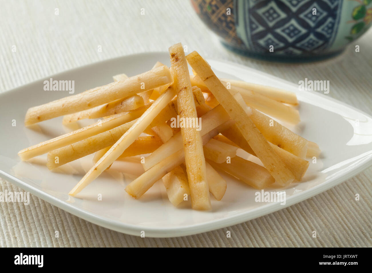 Plat avec des racines de bardane marinés japonais appelé gobo Banque D'Images