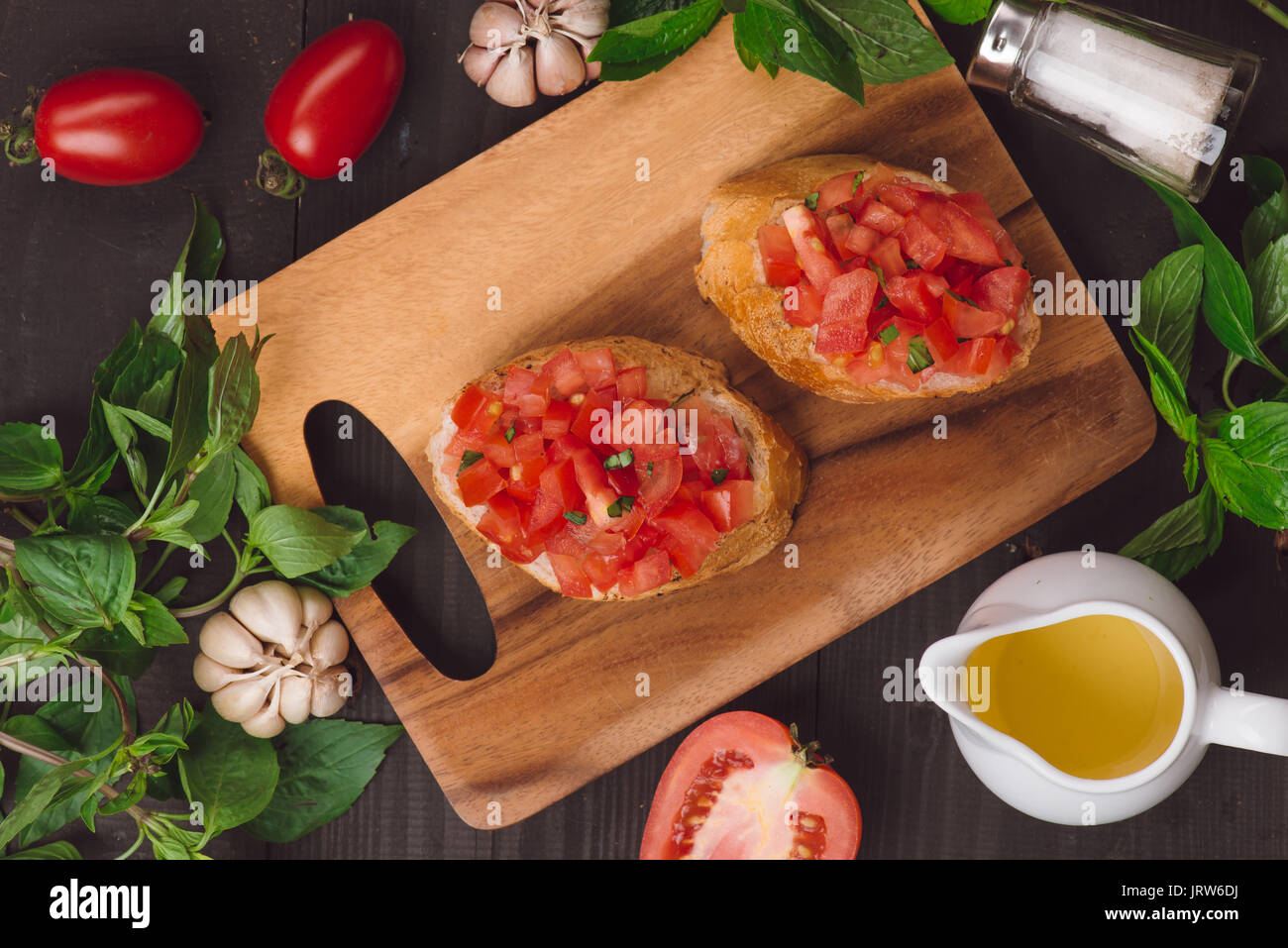 Italien simple bruschetta à la tomate, appétissant sur la table en bois Banque D'Images