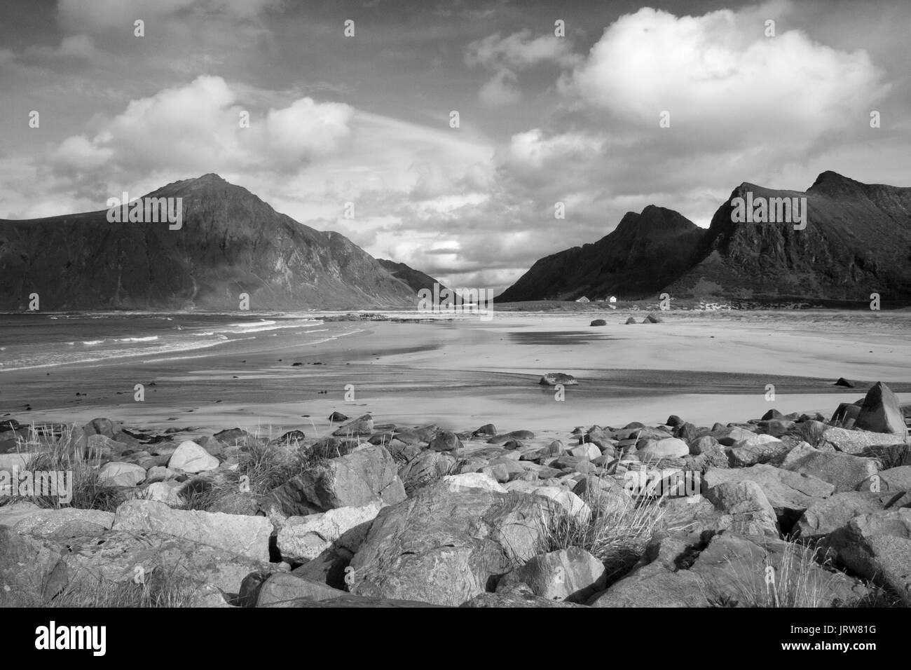 Image en noir et blanc de Flakstad plage sur les îles Lofoten, Norvège, Scandinavie Banque D'Images