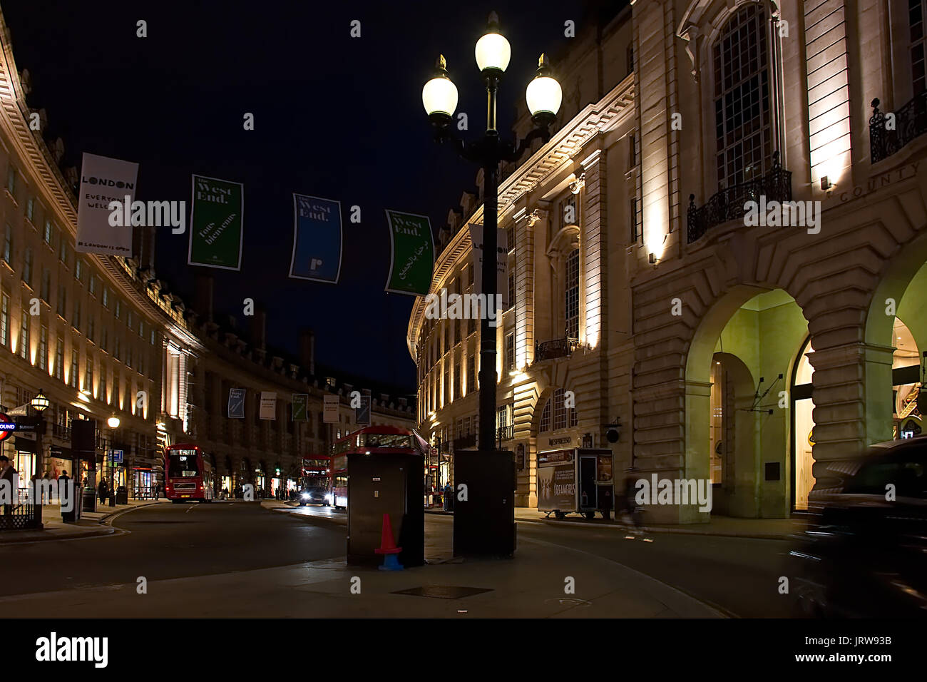 Piccadilly Circus, Londres la nuit. Banque D'Images