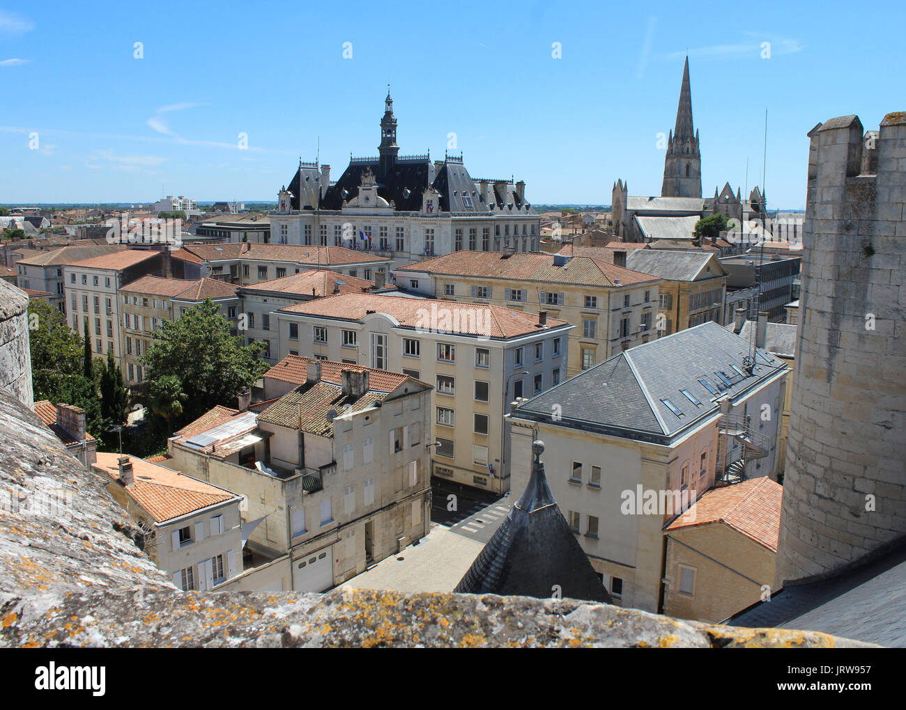 Vue sur les toits de la ville historique de Niort, son hôtel de ville et le clocher de l'église Notre-Dame. Niort est une grande ville dans les Deux-Sèvres en Banque D'Images