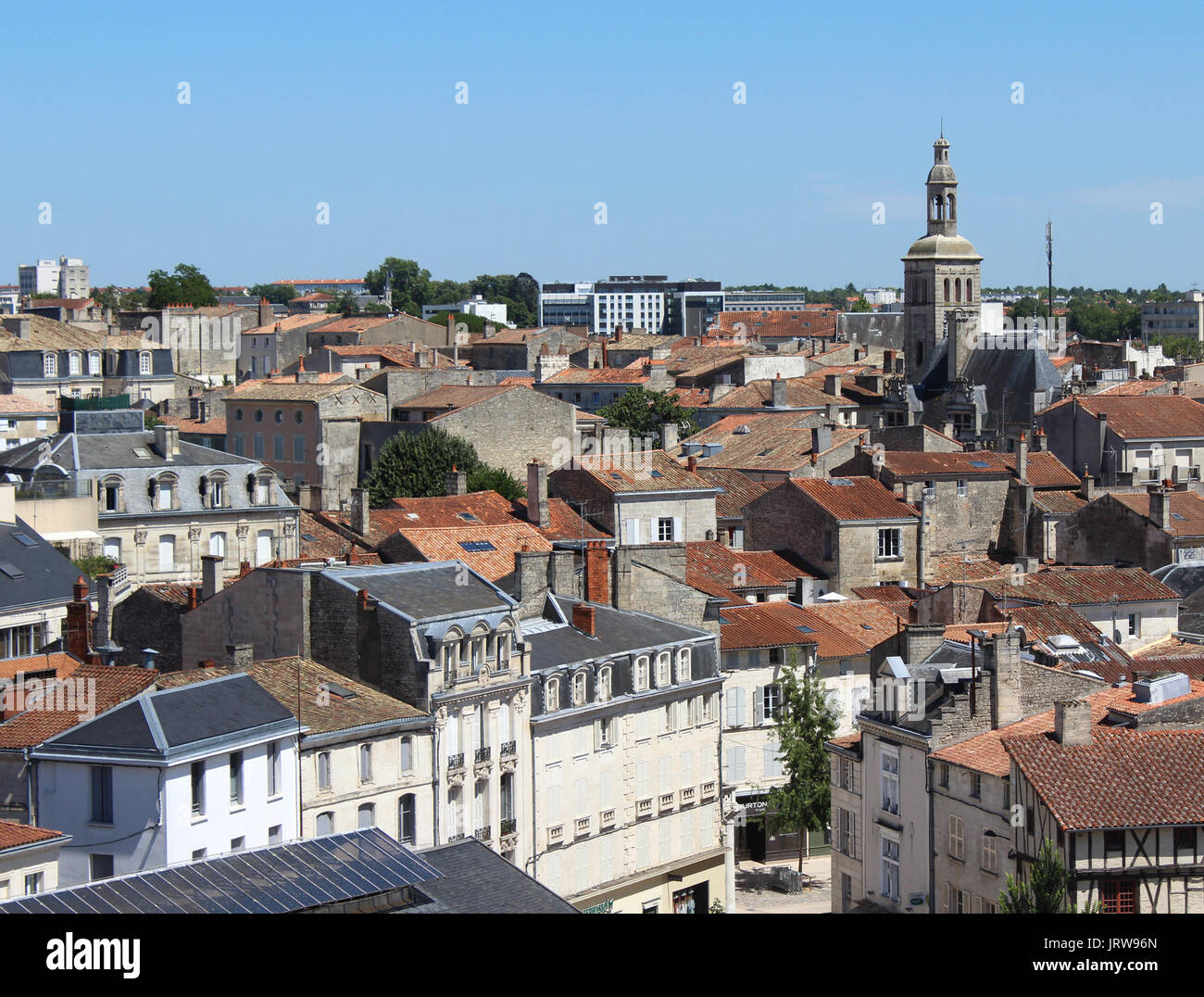 NIORT, FRANCE, LE 16 JUILLET 2017 : voir sur le toit de la ville historique de Niort et de la tour de le pilori. Niort est une grande ville dans les Deux-Sèvres Banque D'Images