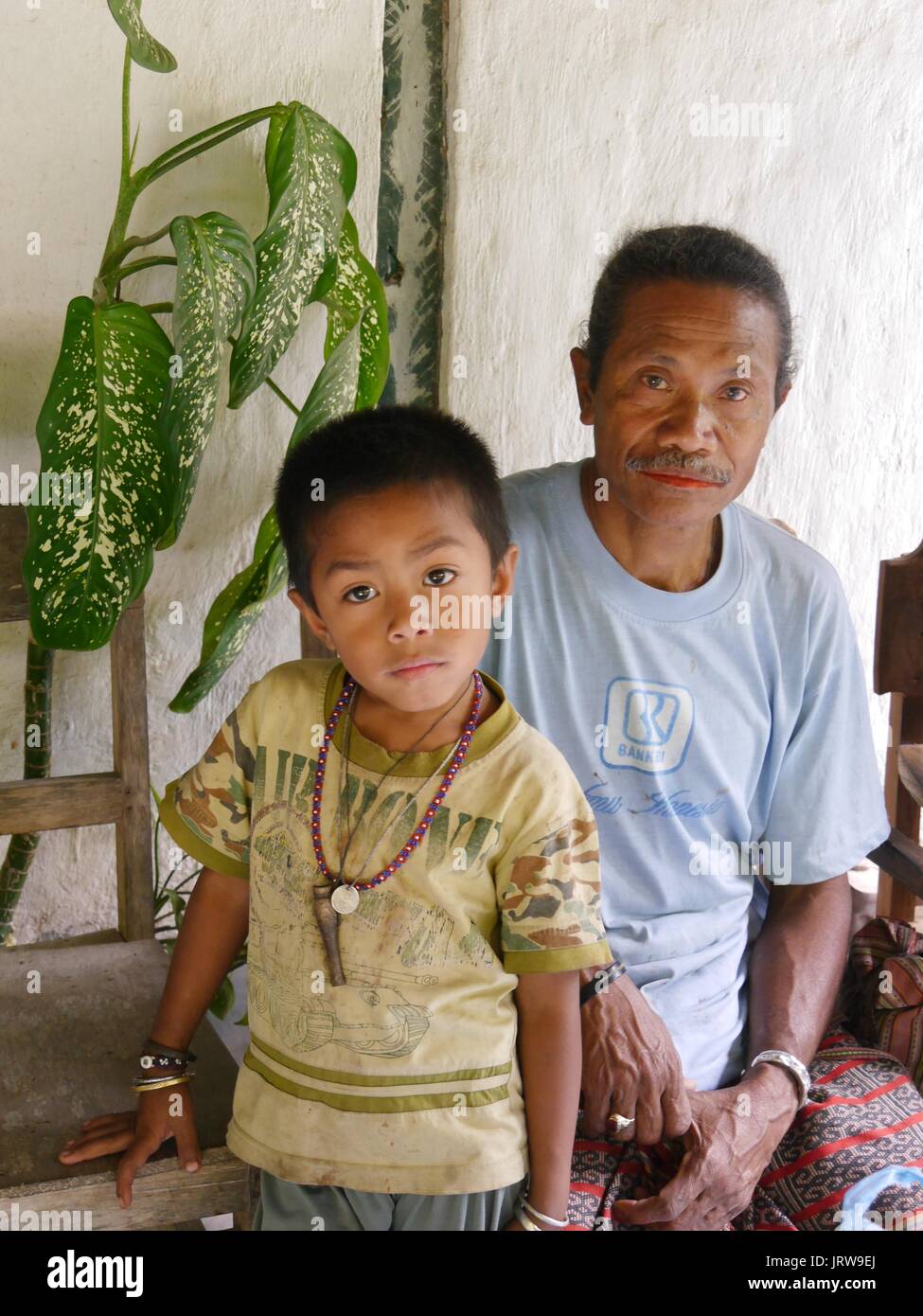 De près de l'humble Roi de la tribu Boti et son jeune neveu en islolated village traditionnel autonome près de Oinasi au Timor occidental, en Indonésie Banque D'Images