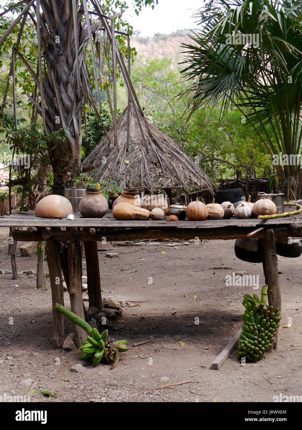 Toutes faites à la main des casseroles et des gourdes en autonome islolated village traditionnel de Boti tribu près de Oinasi au Timor occidental, en Indonésie Banque D'Images