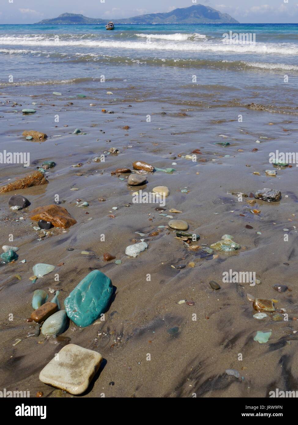 Vue rapprochée de 'Blue Beach' sur l'île indonésienne de Flores avec pierres bleues en premier plan et la mer en arrière-plan Banque D'Images