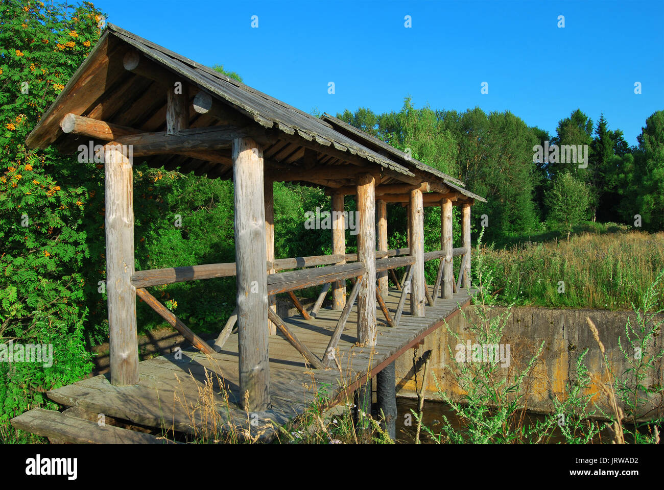 Vieux pont en bois avec un toit au-dessus de la rivière Banque D'Images