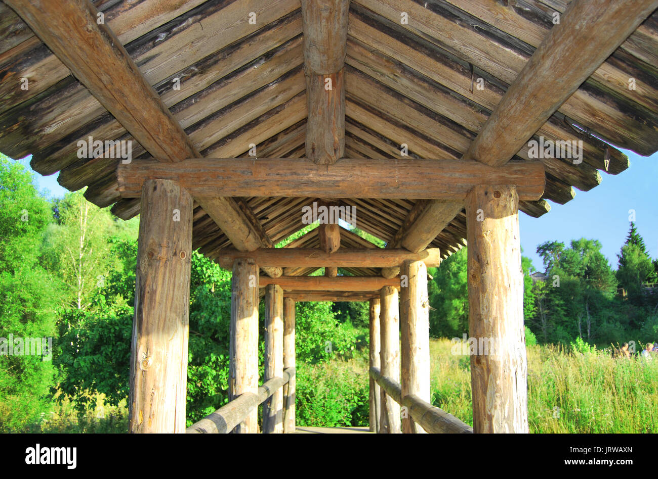Le toit d'un vieux pont piéton en bois de l'autre côté de la rivière Banque D'Images