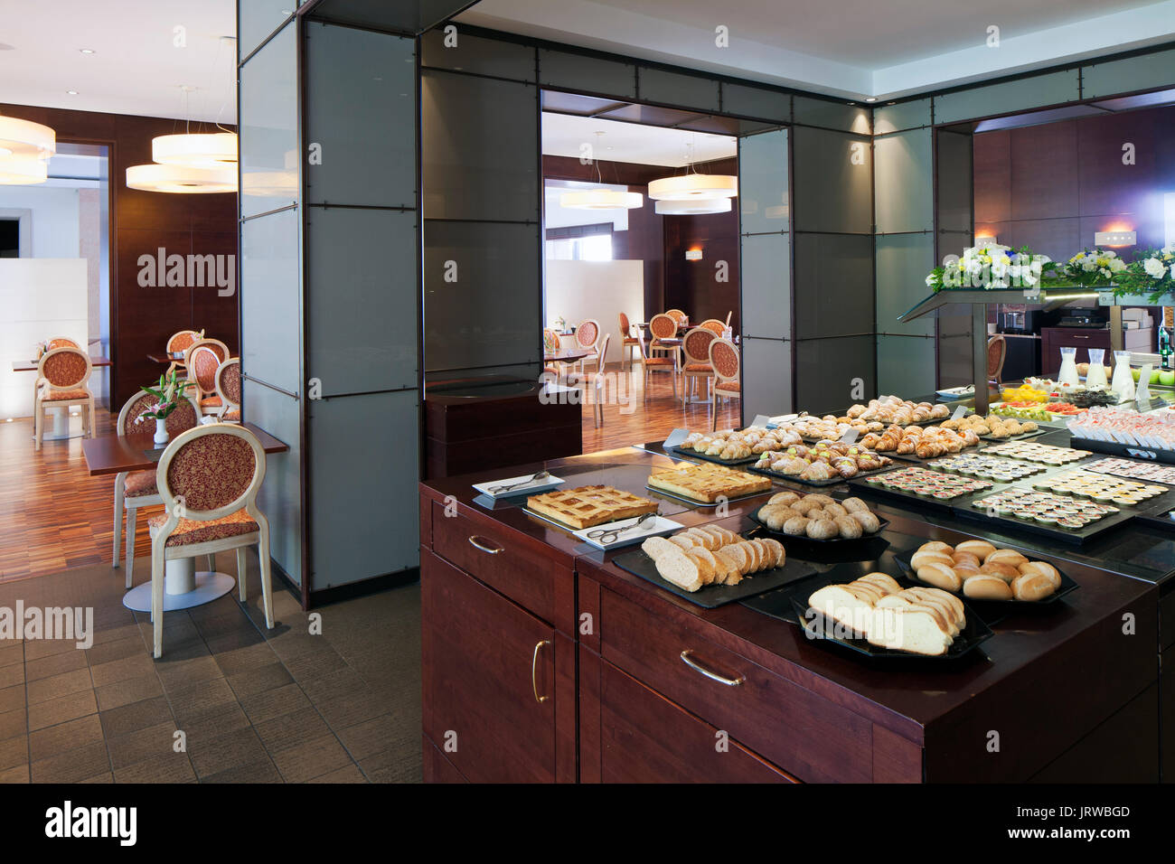 Petit-déjeuner buffet dans un restaurant élégant hôtel contemporain en Italie Banque D'Images