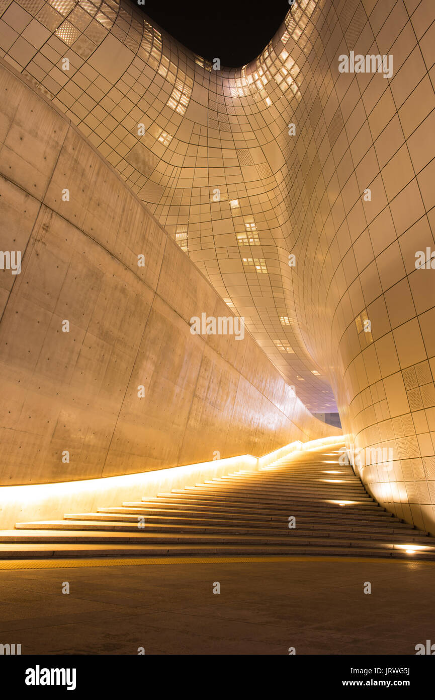 Séoul, Corée du Sud - 3 février : Conception de Dongdaemun Plaza est une architecture moderne à Séoul conçu par Zaha Hadid.Photo prise Février 3,2015 à Séoul Banque D'Images