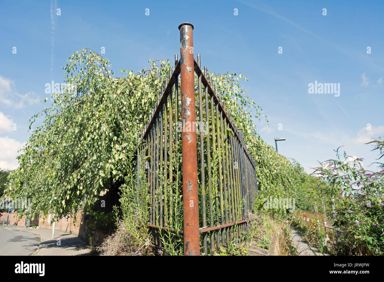 Poteau de clôture rouillée et balustrades, Twickenham, Middlesex, Angleterre Banque D'Images
