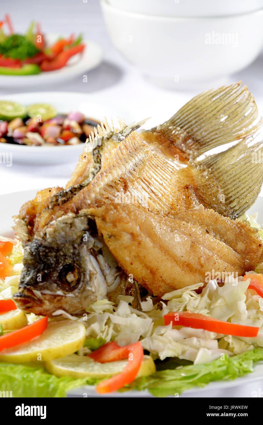 Gurame Goreng, frit croustillant avec gourami pâte de crevettes sambal Banque D'Images