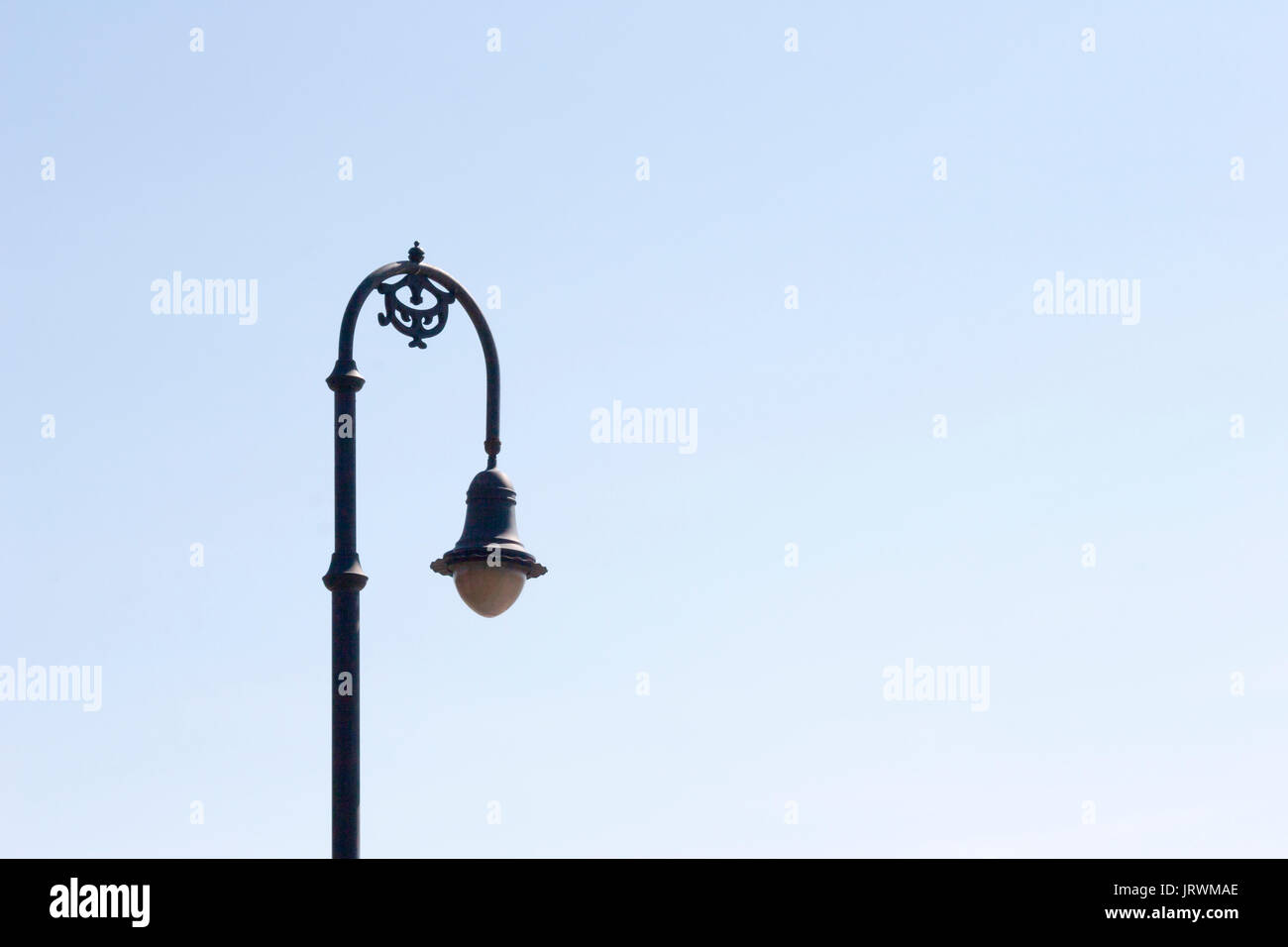 Élégant lampadaire isolé contre un ciel ciel bleu pâle Banque D'Images