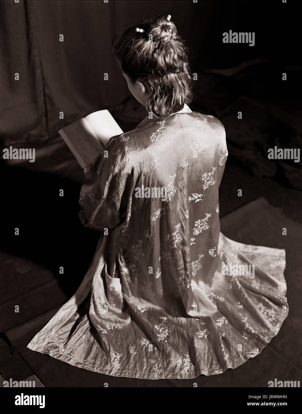 Femme lisant un livre, vêtu d'un kimono. Photo en noir et blanc de l'arrière. Banque D'Images Femme lisant un livre, vêtu d'un kimono. Photo en noir et blanc de l'arrière. Banque D'Images