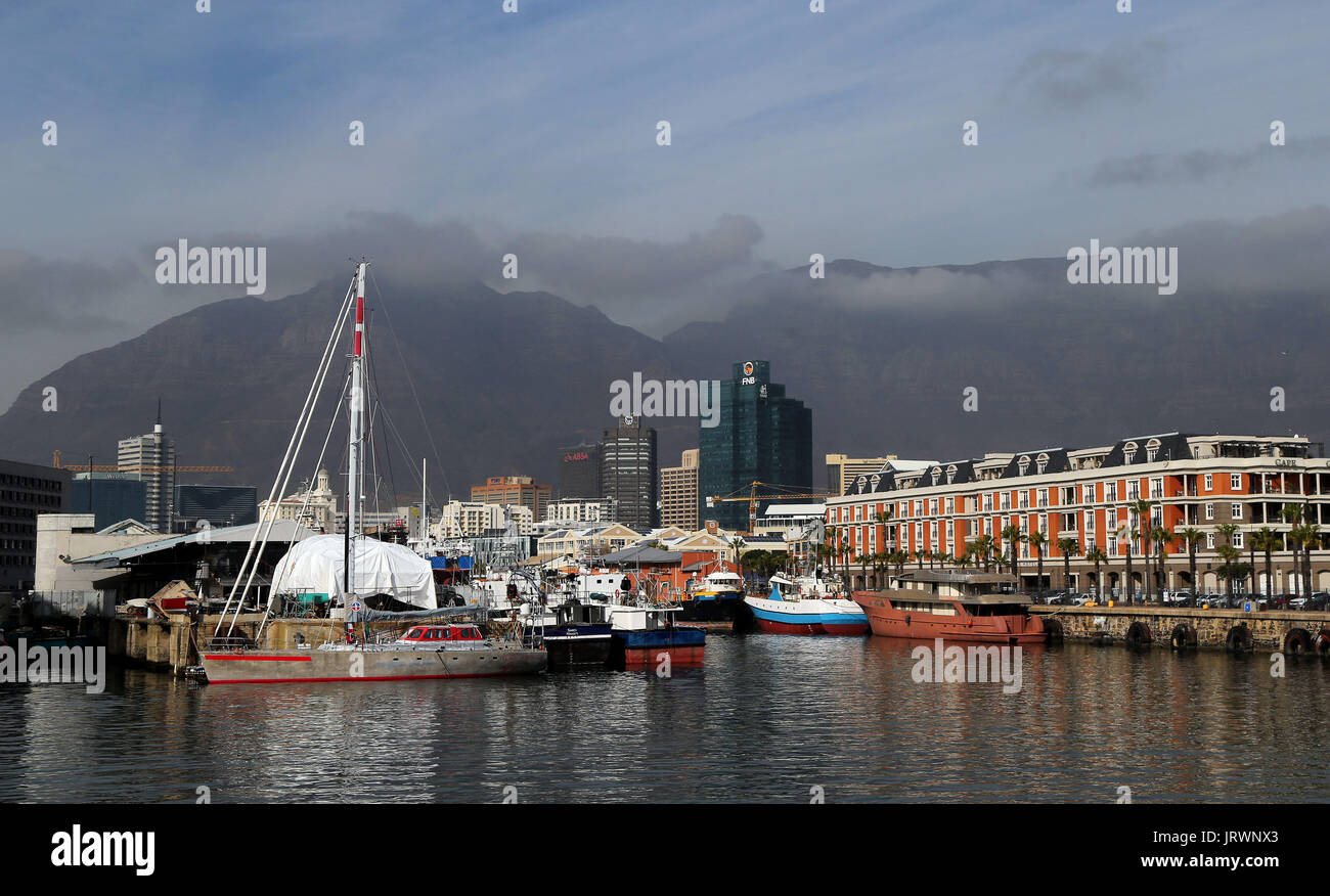 Une vue sur le V&A Waterfront avec nuages sur la Montagne de la table et Devil's Peak dans l'arrière-plan à Cape Town, Western Cape, Afrique du Sud. Banque D'Images