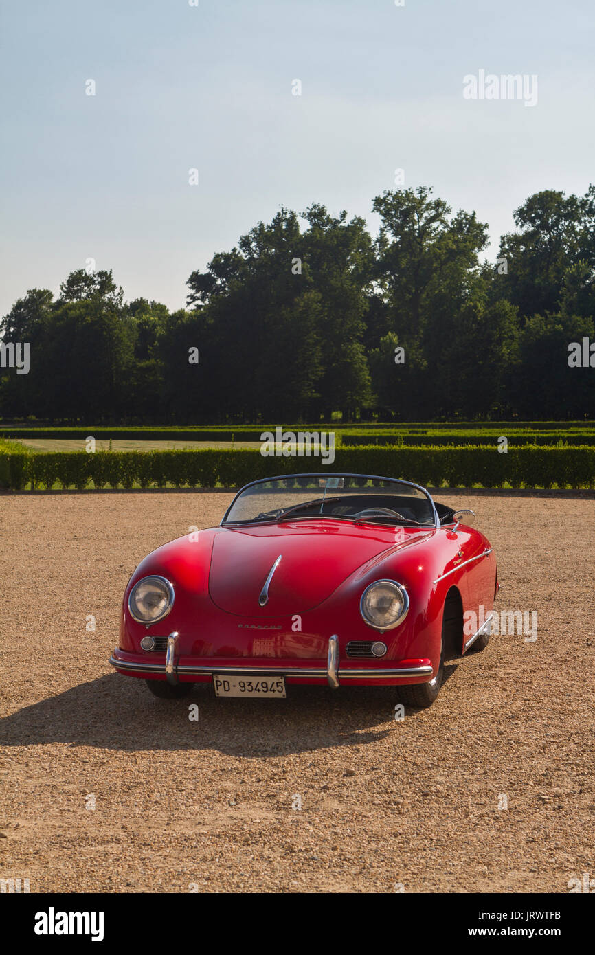 Une Porsche rouge 1600 Speedster dans parc Stupinigi. Voitures anciennes et des voitures en exposition à Turin pendant Parco Valentino car show. Banque D'Images