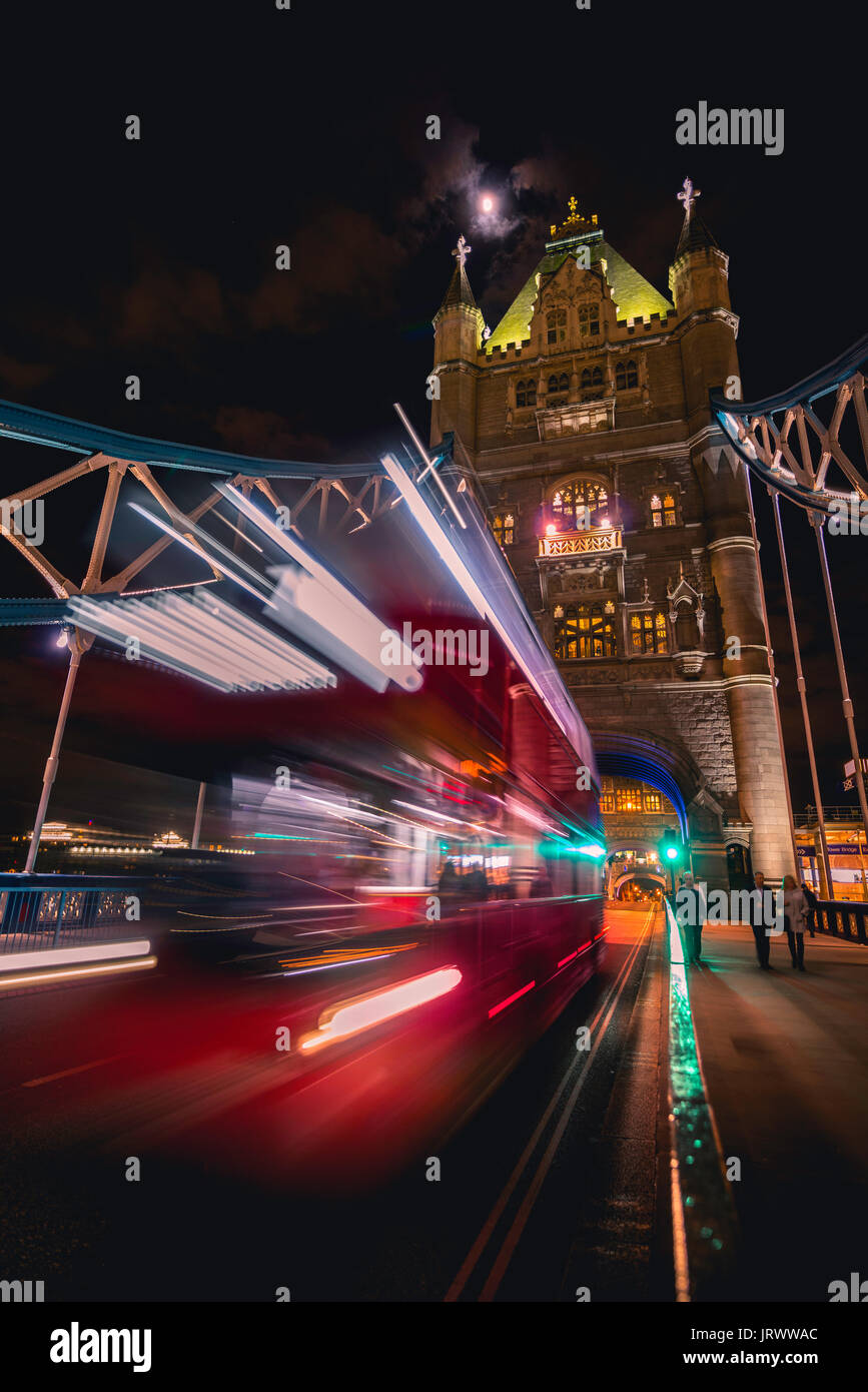 Bus à impériale rouge sur le Tower Bridge, photo de nuit, Southwark, Londres, Angleterre, Royaume-Uni Banque D'Images