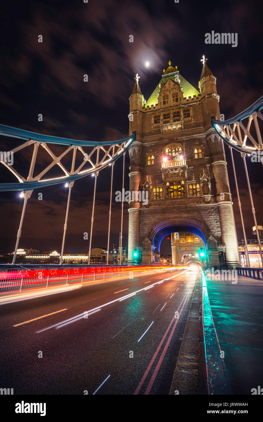 Des sentiers de lumière sur le Tower Bridge, photo de nuit, Southwark, Londres, Angleterre, Royaume-Uni Banque D'Images