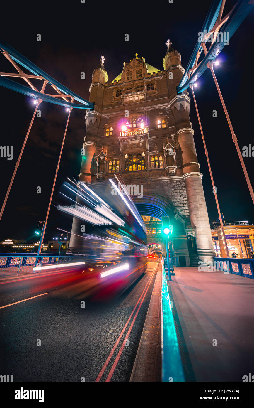 Bus à impériale rouge sur le Tower Bridge, photo de nuit, Southwark, Londres, Angleterre, Royaume-Uni Banque D'Images