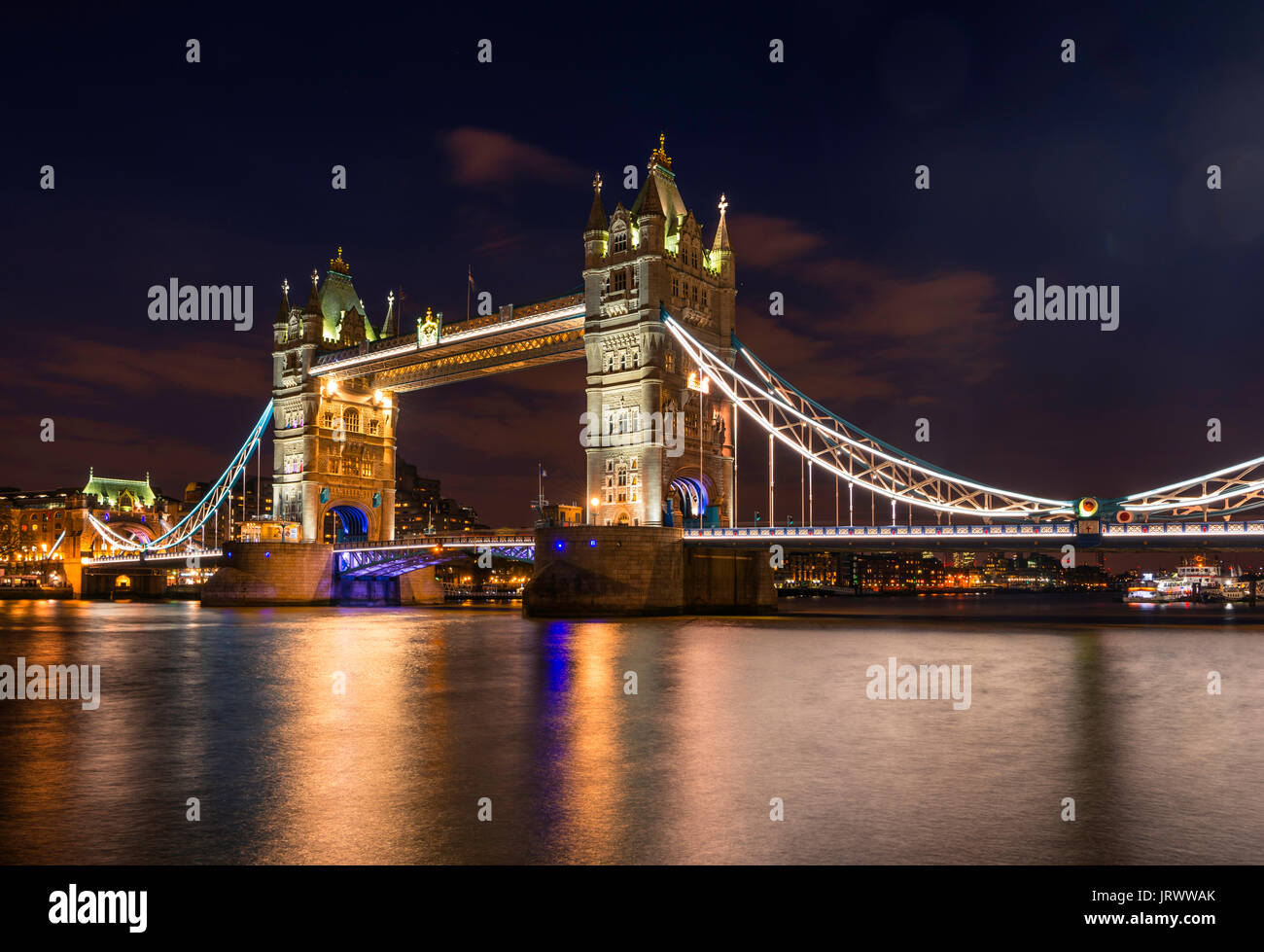 Tower Bridge illuminé la nuit, de l'eau reflet, Southwark, Londres, Angleterre, Royaume-Uni Banque D'Images