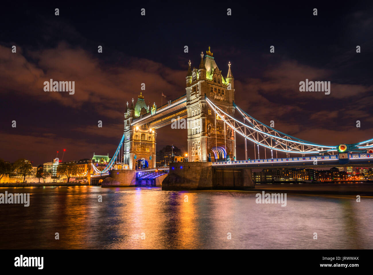 Tower Bridge illuminé la nuit, de l'eau reflet, Southwark, Londres, Angleterre, Royaume-Uni Banque D'Images